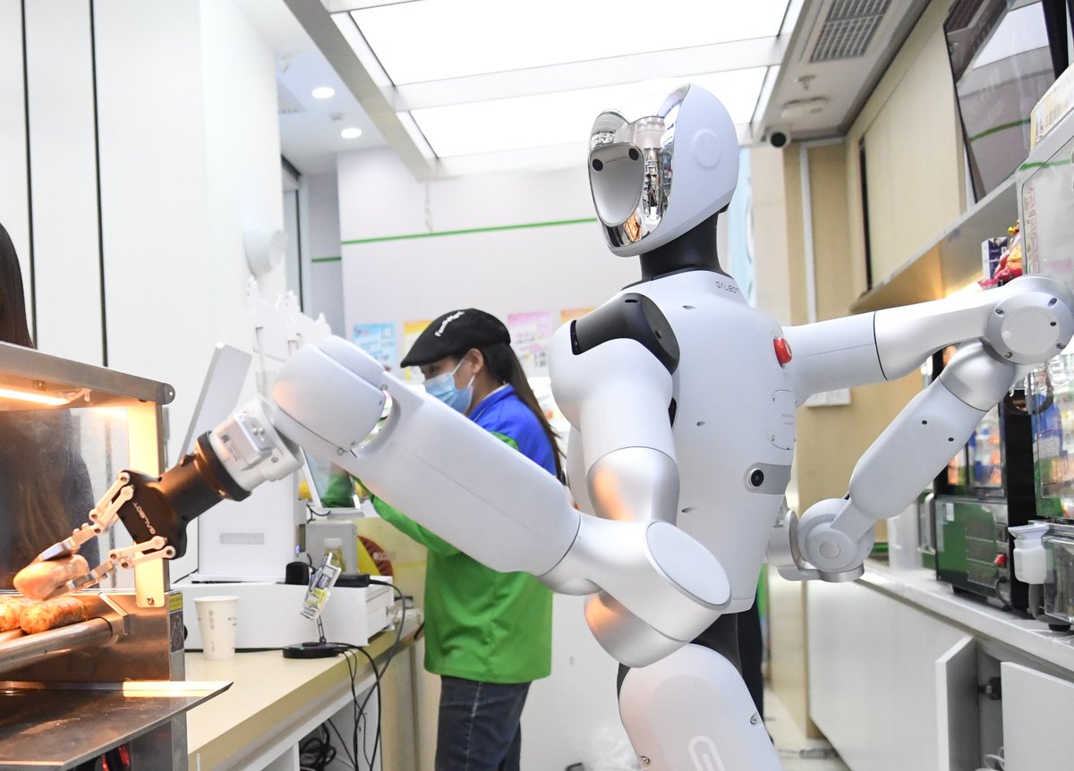 SciTechDaily01's tweet image. A #humanoid #robot works at a convenience store in Haidian District of #Beijing. The robot is responsible for greeting customers, answering product inquiries, providing promotion information, and delivering goods. #InnovativeChina