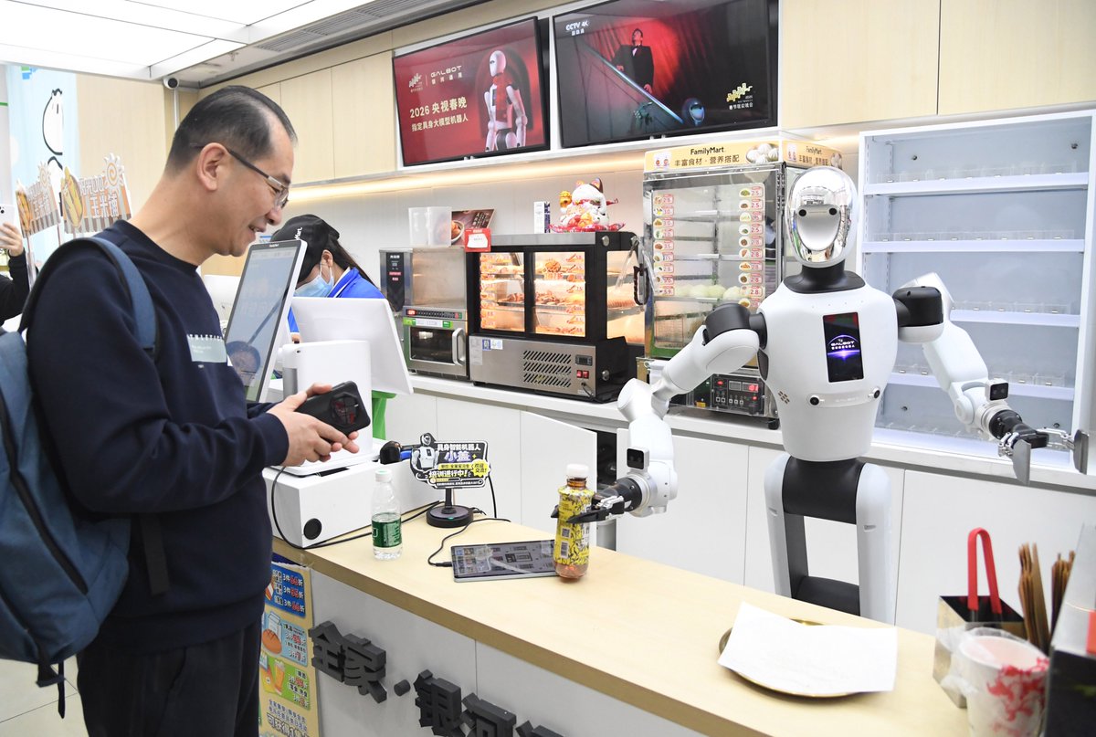 SciTechDaily01's tweet image. A #humanoid #robot works at a convenience store in Haidian District of #Beijing. The robot is responsible for greeting customers, answering product inquiries, providing promotion information, and delivering goods. #InnovativeChina