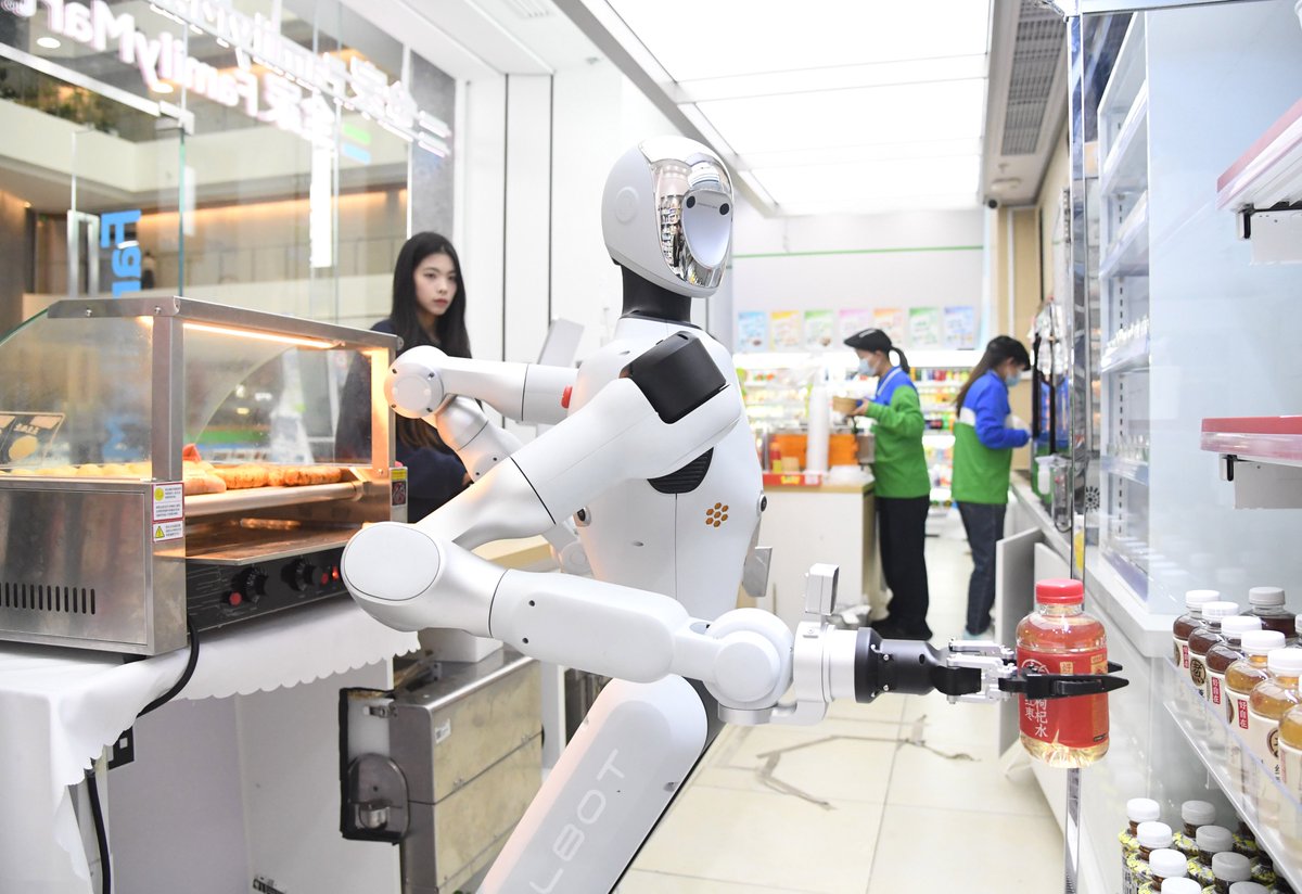 SciTechDaily01's tweet image. A #humanoid #robot works at a convenience store in Haidian District of #Beijing. The robot is responsible for greeting customers, answering product inquiries, providing promotion information, and delivering goods. #InnovativeChina