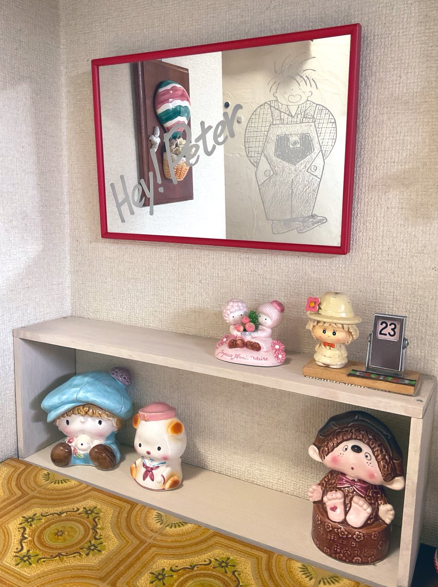 zakkaokusama's tweet image. こんにちは☺️玄関の靴箱上を模様替えしました。コロナ化が過ぎ、息子結婚で夫婦暮らしになったので、いろいろ撤去し　＃ファンシー　に振り切りました😁キーフックは　＃DIY で鳥の巣箱をイメージして作成(夫の鍵はくるみっこ缶に)マスク用ケースも外枠を端材で自作しましたよ　＃昭和レトロ　＃セリア