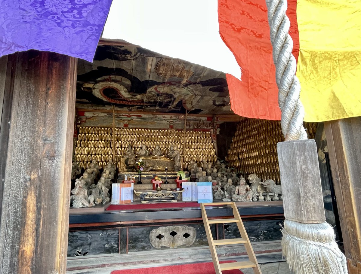 掲載遅くなってしもぅたが
和歌山の至宝をご紹介

3/15、和歌山市の #了法寺 様で
#立体涅槃群像 を拝観しましたのじゃ

絵画の涅槃図（沢山の人や動物が釈迦入滅を嘆く図）は数多あれど
立体は二例しかなく、
しかも資料価値が高い…

「日本一」と呼んで差し支えないであろぅ🌟