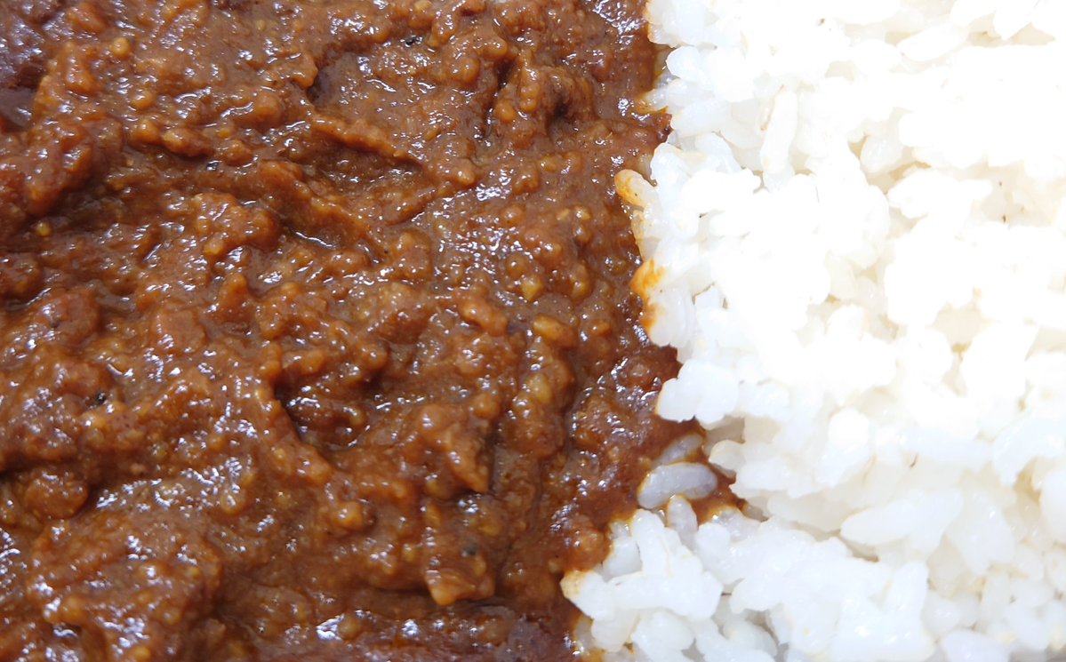 LWfp19B5xPmkLbs's tweet image. お昼の #カレーチャージ🍛

#House さんのしっかり濃厚スパイスキーマカレー🍛
レトルトにしては少なめの150g❗でも濃厚なのでコメの量は普通で問題なし。コーングリッツかな❓️時々ミンチと違うつぶつぶ感があるぞ😳
スパイス感は比較的優しめな感じ😋
#カレー臭テロ💣️