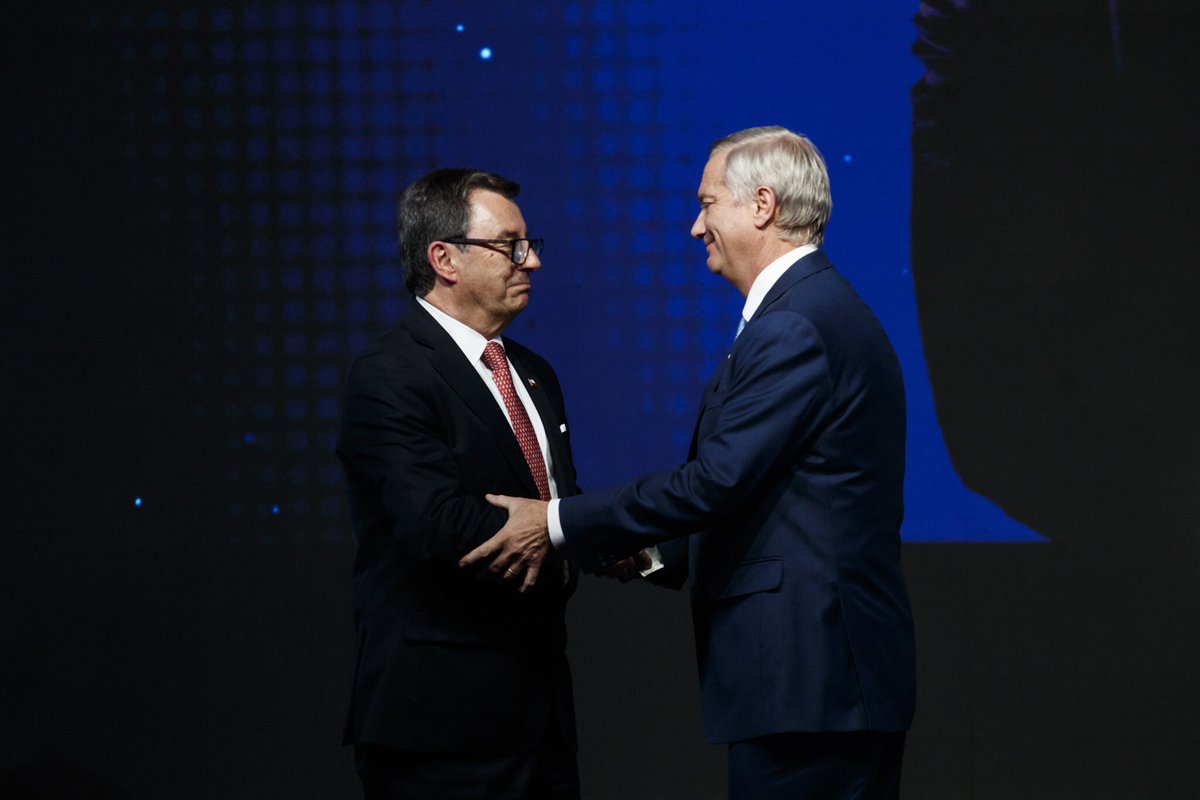 PiensaPrensa's tweet image. Ley de José Kast beneficiaría a ministros con mas de $292 mil millones.
Un estudio desarrollado por Fundación @NodoXXI  reveló el potencial impacto económico personal que tendrían las 63 autoridades de gobierno con cuatro propuestas de la Ley Miscelánea. 
En total, el proyecto