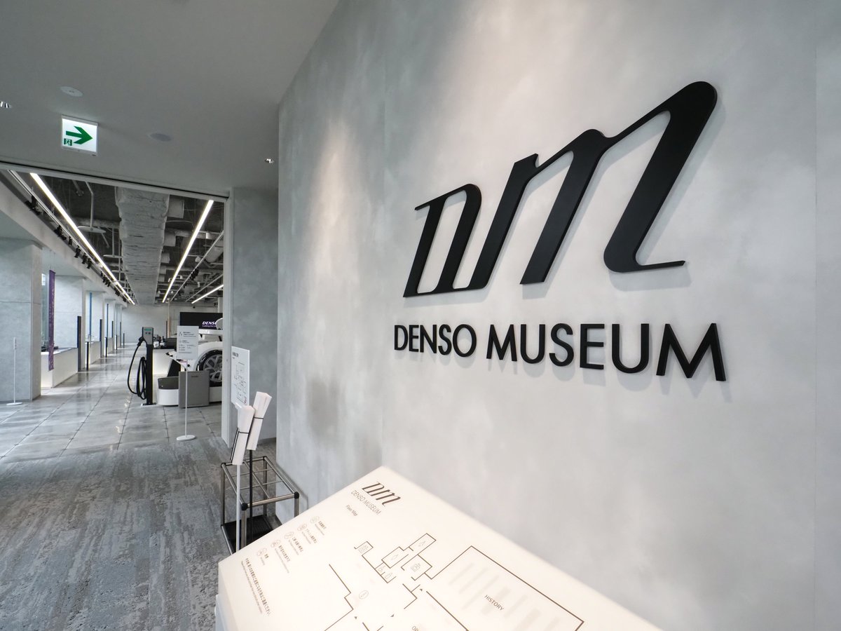 okgorira's tweet photo. ▼DENSO MUSEUM (デンソーミュージアム)

歴史を展示する空間。
黒ベースに淡いグリーン+間接照明+真鍮色の金物で空間を創り出す。
あえて空白の展示は"これから"を予期させる。

#空間デザイナーの独り言

#空間デザイン #建築物 #設計
#店舗デザイン #内装デザイン
#photography #architecture_view https://t.co/Rw2waHsGPG