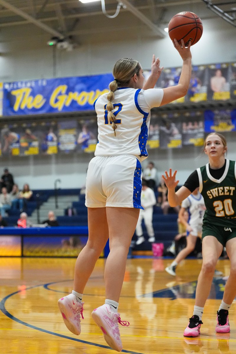 bailey_mariah26's tweet photo. Senior Season Highlights   

First Team All-League 
All-State Honorable Mention
Team Captain + MVP
Academic All-State: 4.0 GPA 

4A State record holder: 3-point field goals made - game: 9 
Career high game: 33 points 
Made 65 3’s
FT %: 81% 

15.4 PTS, 3.2 REB, 2.2 AST, 2.2 STL https://t.co/4S4BYrrONL
