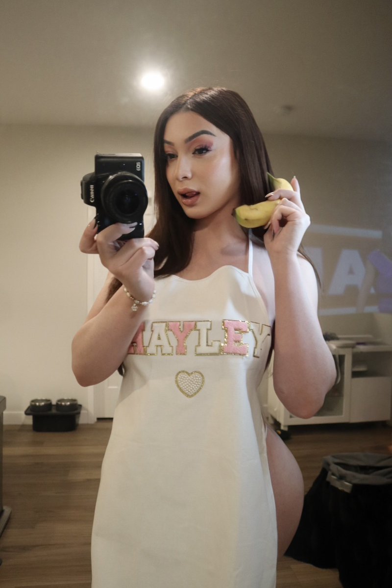 Hayley Hilton tweet media