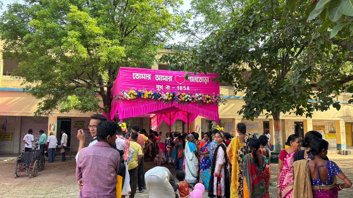 CEOWestBengal's tweet image. Polling process going on smoothly at a polling station premise of Pink booth of Saltora AC under Bankura district of West Bengal.
#WBLA2026 #Phase1
@ECISVEEP
@SpokespersonECI
@PIBKolkata
@airnews_kolkata 
@DMBankura