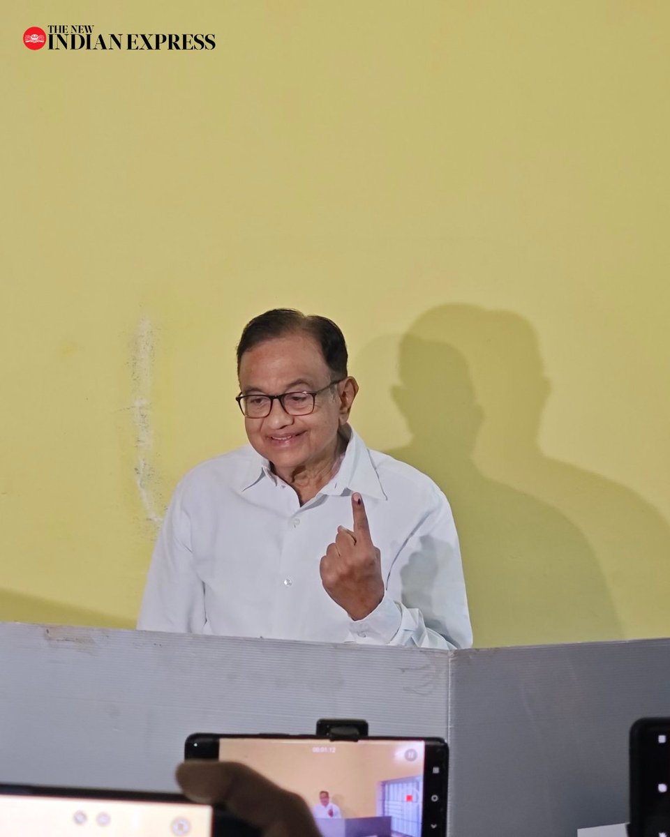 xpresstn's tweet image. #ElectionsWithTNIE | Former Union Minister #PChidambaram, #TamilNadu Assembly Speaker #MAppavu, and #AIADMK General Secretary #EdappadiKPalaniswami cast their votes in their respective constituencies.

#TamilNaduAssemblyElections2026 #TNAssemblyElections 
#AssemblyElections