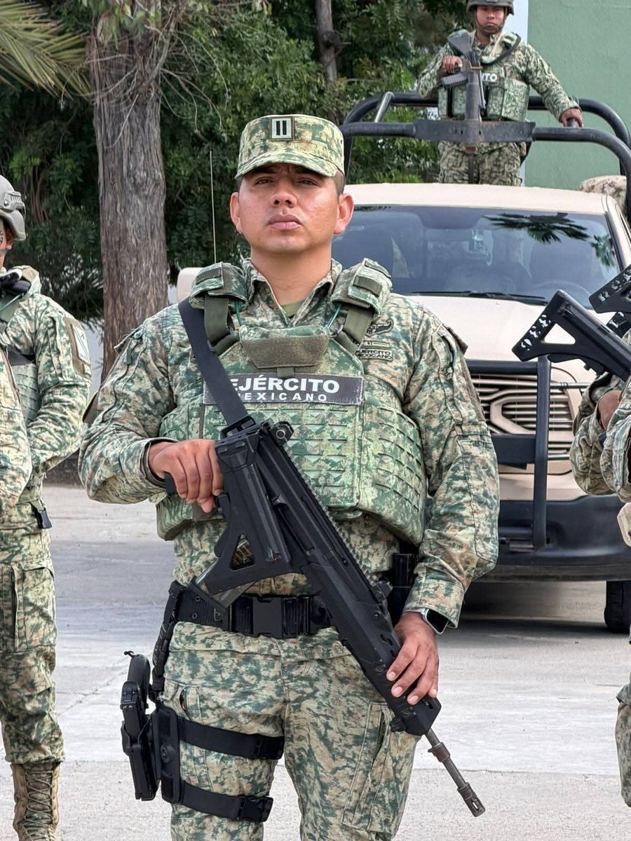 HRS4NTOS's tweet image. #Enterate 

⛔️ Doscientos elementos del Ejército Mexicano arribaron a Tijuana para desarrollar labores preventivas, de s3eguridad a la población y actividad social, de acuerdo a información oficial.
 🇲🇽🪖  #Operativos #seguidores 
#GraciasHéroesMexicanos