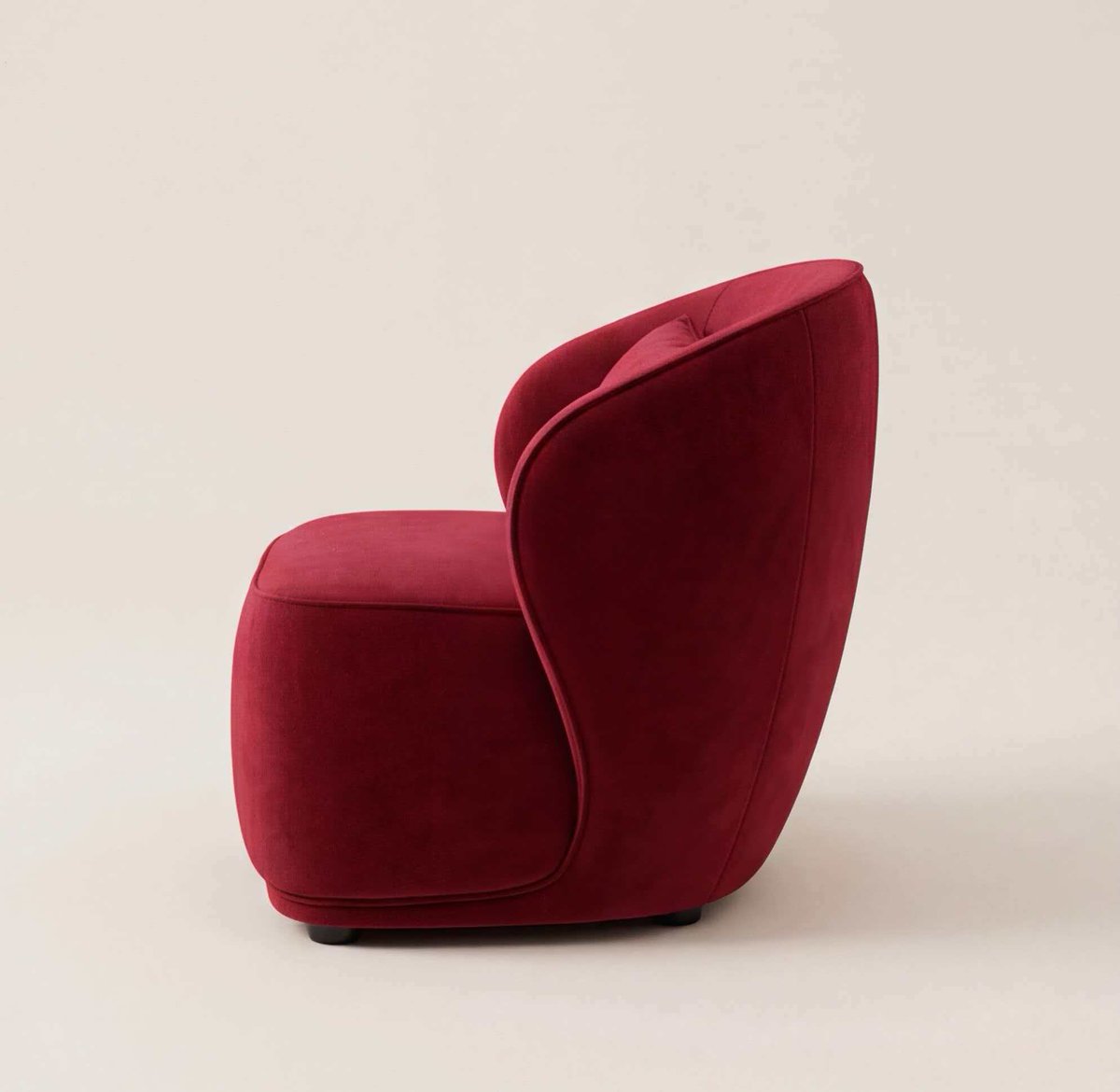 flyerjs's tweet image. Sink in, and let the warmth of this chair turn every quiet moment into something special.🍷 
Burgundy Velvet Armchair · Your new cozy cornerThis plush velvet armchair in rich burgundy is pure magic for your living space.
 #HomeAesthetics #CozyLiving #ModernFurniture