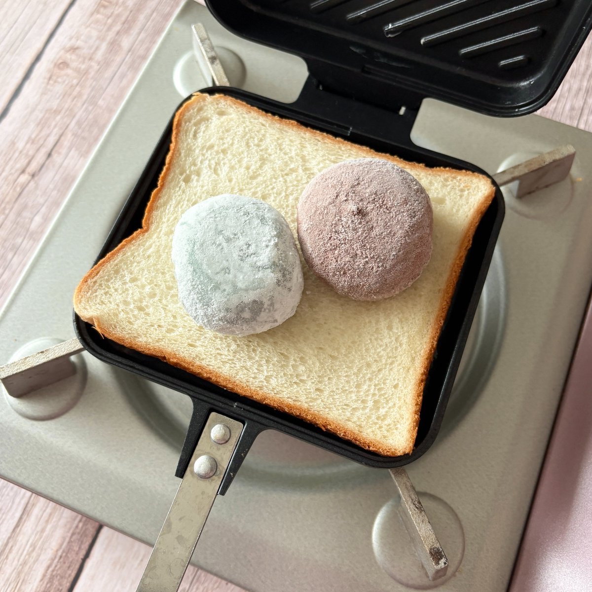 TastyJapan's tweet photo. Tasty Japanでは、②無印良品の新商品「チョコミントのクリーム大福アソート」を使ったアレンジレシピを考えてみました！🩵

チョコミン党なら絶対に試してほしい禁断レシピ「チョコがけミント大福🧊」と「チョコミント大福ホットサンド❤️‍🔥」をご紹介します！

詳しくはリプ欄を見てね👇 https://t.co/UoT7mDscfi