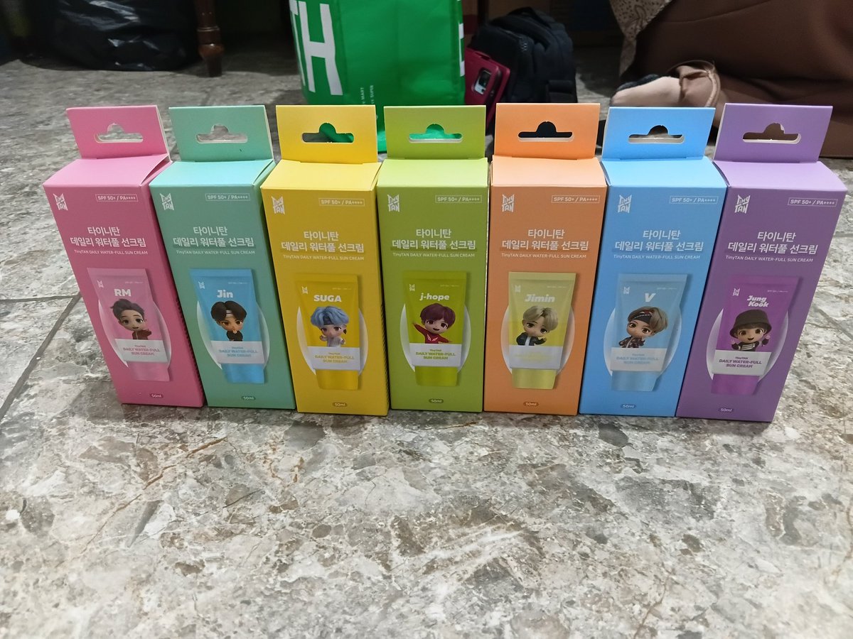 lhcfullsunn's tweet photo. ada yg lagi nyari sunscreen tiny tan nggak?? #bts #bangtan #hybe #army

*btw ini asli yaa, ada logo hybe nya jugaa https://t.co/uGnj4o3jHu