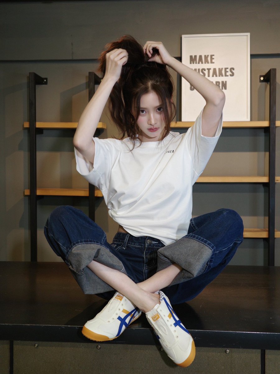 เปิดภาพ "ใบเฟิร์น-กลัฟ" ร่วมถ่ายทอด Onitsuka Tiger ในแคมเปญสินค้ารุ่นพิเศษ "Thailand Exclusive"รุ่นพิเศษที่มีวางจำหน่ายเฉพาะในประเทศไทย โดยถ่ายทอดเสน่ห์ความเป็นไทยผ่านดีไซน์ร่วมสมัย โดยมาในหลากหลายไอเทม 

#GulfKanawut #baifernbah 
 #OnitsukaTiger
#RIZZmagazine