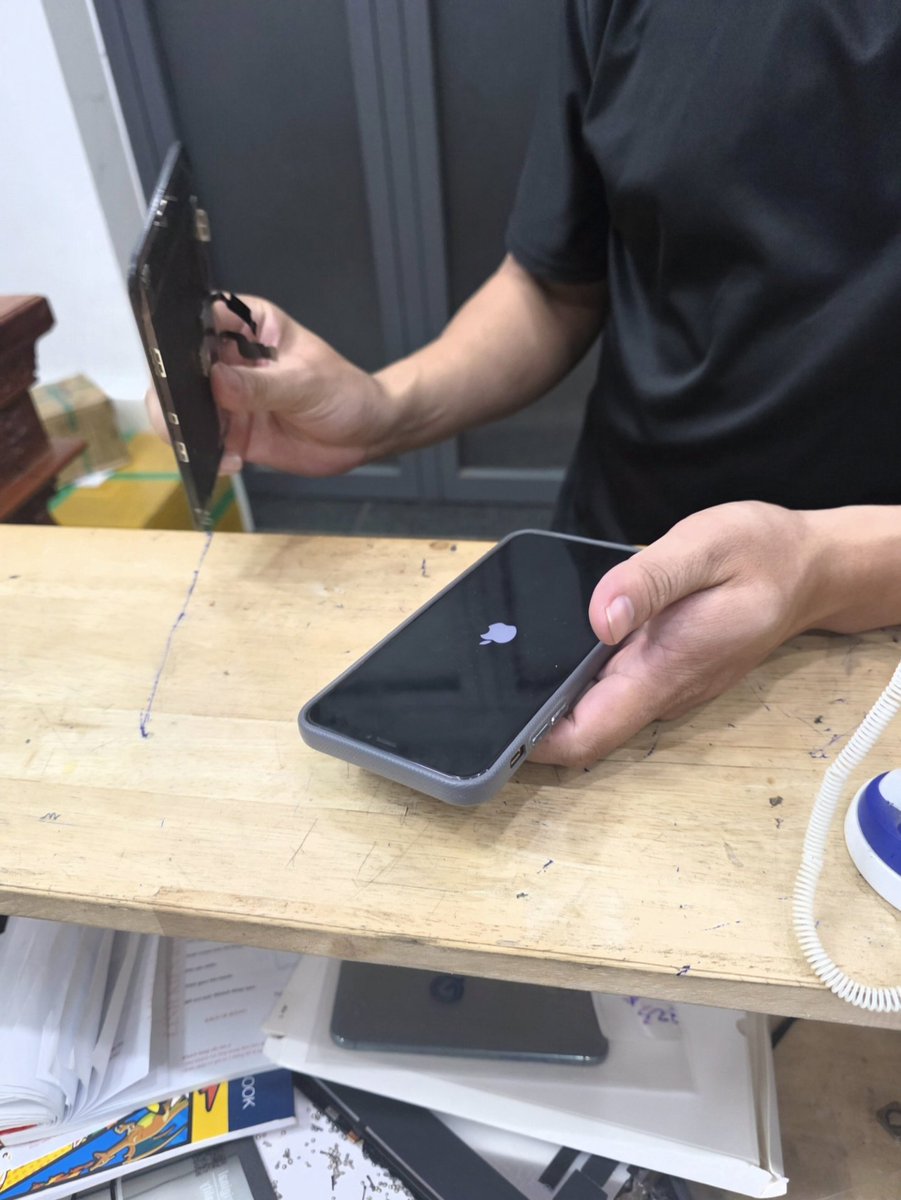 thoai37369's tweet image. 1AM job done 🌙📱
Thay màn iPhone XS Max gấp cho khách kịp chuyến đi sáng sớm ✈️

Nhanh – chuẩn – test kỹ ✅
📞 0941 560 560

#iPhoneXSMax #Repair #CanTho #UrgentSupport