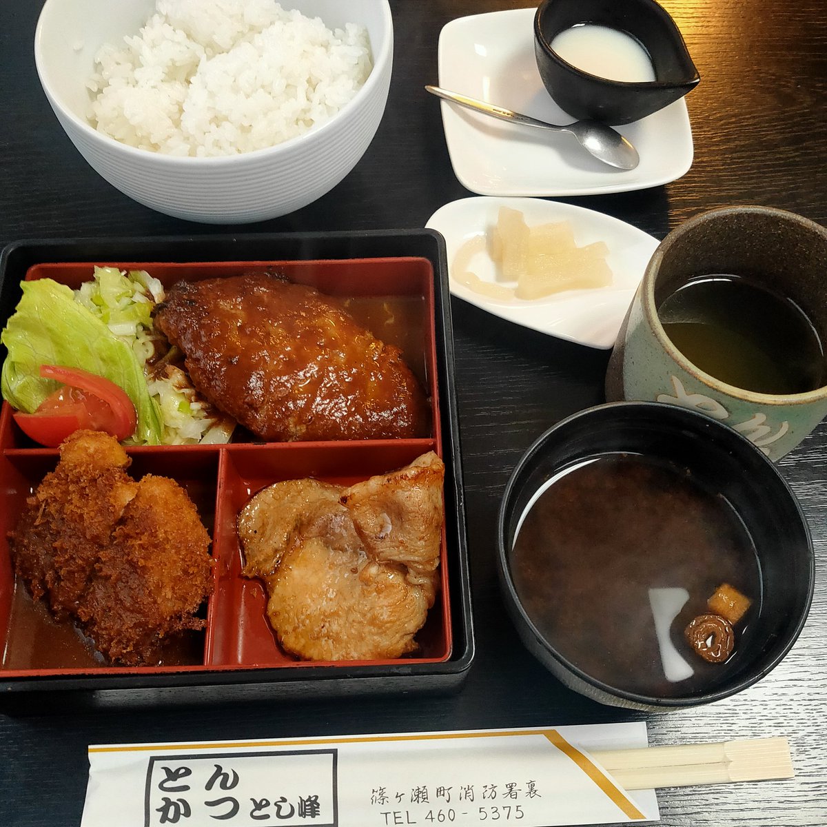hikoku_ore's tweet photo. 【外食裁判】
とんかつ　とし峰（静岡県浜松市）

・C定食（ヒレかつ、焼肉、ハンバーグ、赤出汁、ライス、漬物、杏仁豆腐）1750円
※キャベツはコールスロー

判決、うっめめぇぇええええええ https://t.co/4QeAISX5Kr