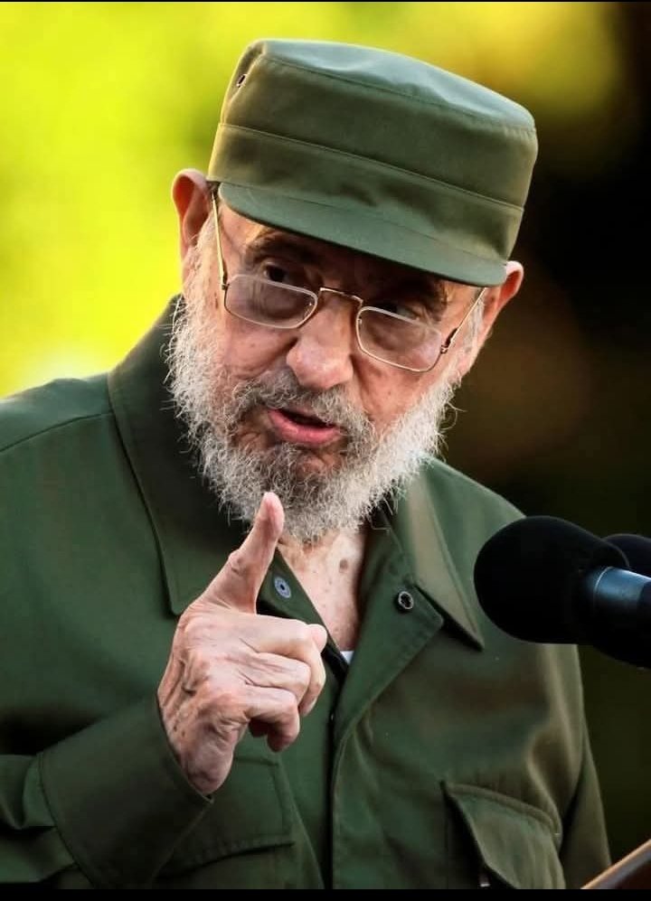 #FidelViveEntreNosotros 
#FidelEterno
#100AñosConFidel