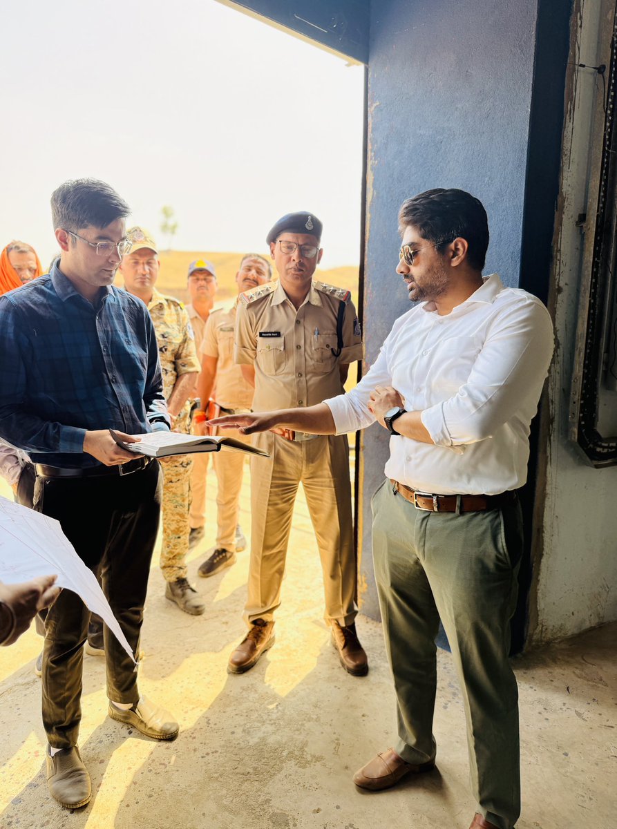 कलेक्टर ने सोन नदी में स्थापित बैढ़न 2 समूह जल प्रदाय योजना अंतर्गत प्रमुख घटकों का किया निरीक्षण 
Years 
बैढ़न 2 समूह जल प्रदाय योजना अंतर्गत चितरंगी क्षेत्र के 18 ग्रामों को मिल रही है नियमित रूप से पेयजल सुविधा

कलेक्टर ने लिया 'हर घर जल' योजना का जायजा खुद पीया पानी