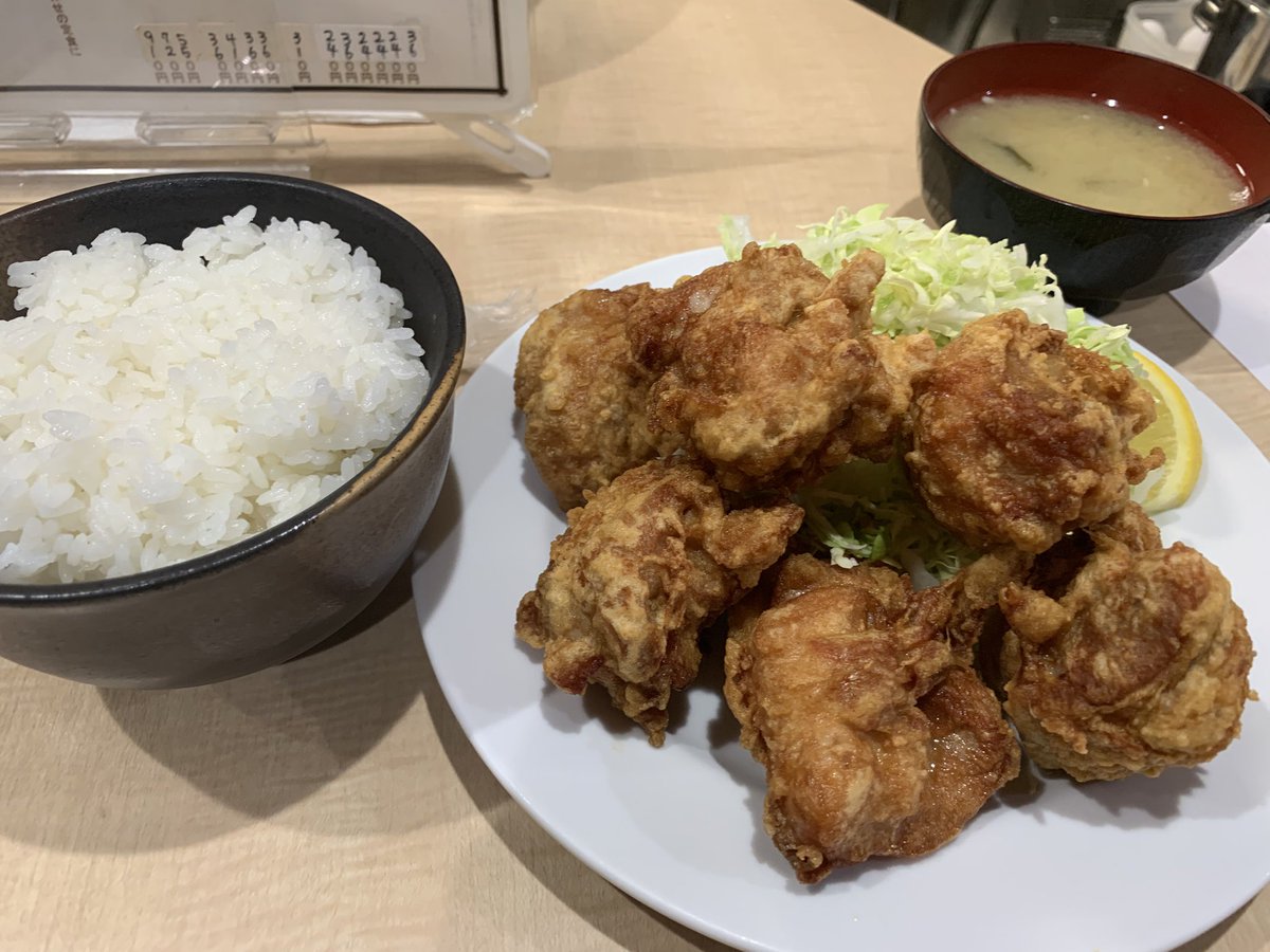あげもんや。
唐揚げ６個定食1370円。唐揚げ大きすぎで私でも食べきれず。一部持ち帰りした。
カスタム自由らしく唐揚げ３個くらいが適量。米もおいしい。
ラーメン健太くらい緊張感はある。
また来よう。
#高円寺