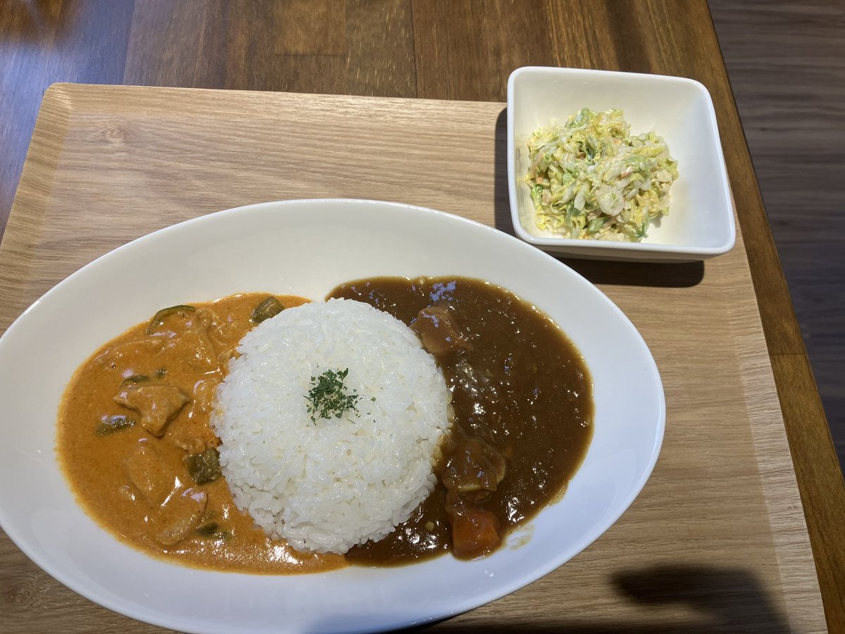 2019Mars's tweet photo. 横浜市神奈川区白楽 #東白楽駅すぐそば #CafeG #ハーフポークカレーとハーフバターチキンカレー 700円コールスロー100円 よく通る道で看板を出してるのを見かけよく見たらカフェでカレーが600円⁉️初訪なので食べ比べられるこれに👆️シンプルだが具がしっかりでどちらも美味い😋️それでこの価格🤩️ https://t.co/jsLbe9fPD7