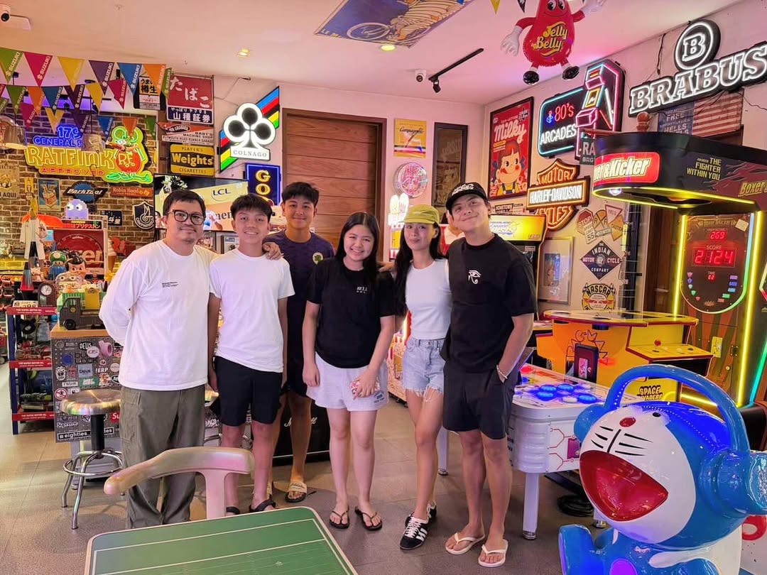 everydaykainiel's tweet photo. mom and dad out furniture shopping 🧡 hello, you two! 😍

#DanielPadilla #KailaEstrada #KaiNiel https://t.co/y6gdTRNWhi