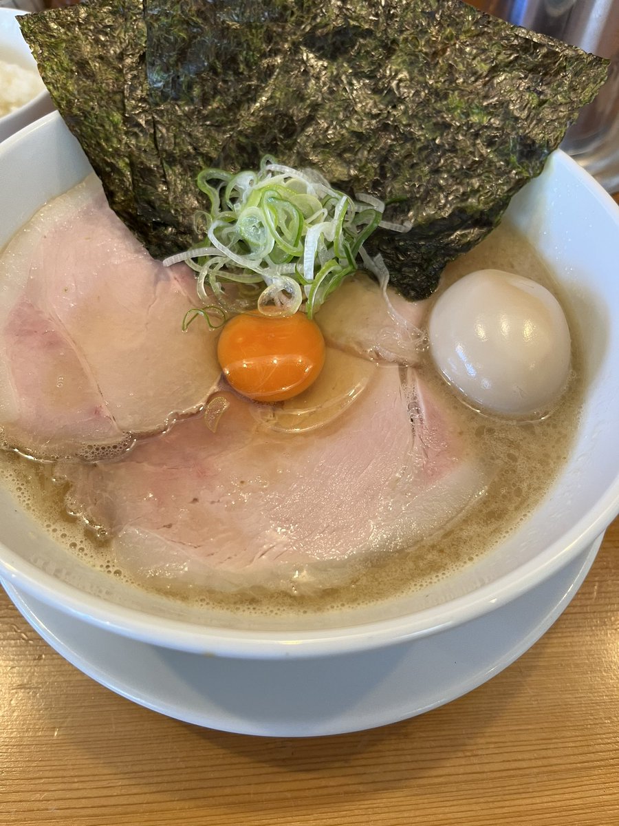 tkused's tweet photo. イロドリ@各務原
限定　佐賀ラーメン���味玉
チャーシュー、卵、海苔、ネギ全てが美味しい😋
スープはガツンと味濃厚でウマジョッパーなスープで飲み干してしまいそうでした💦
ご飯に汁を染み込ませてご飯を巻いて食べたり、スープをかけて〆るのが僥倖…‼️
リピートします https://t.co/p1WQrNa970