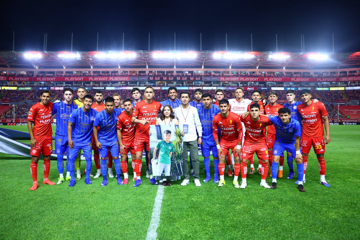 ClubNecaxa's tweet photo. Esta noche rendimos homenaje a Carlitos. Unidos en la cancha, recordamos su pasión por el futbol y el cariño que tenía por ambos equipos. Nos sumamos con respeto a su memoria y enviamos toda nuestra solidaridad a su familia. https://t.co/KpoQR2K2Os