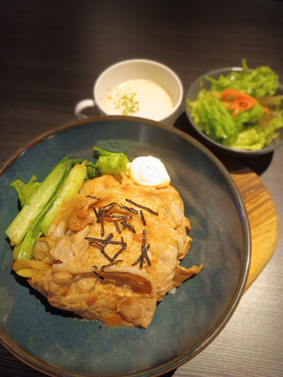 本日の日替わりランチは
「生姜焼き丼」です！　　
スープ、サラダ付き👨‍🍳
あいにくのお天気ですが、
ぜひお気軽にお立ち寄りください！
ご来店を心よりお待ちしております。