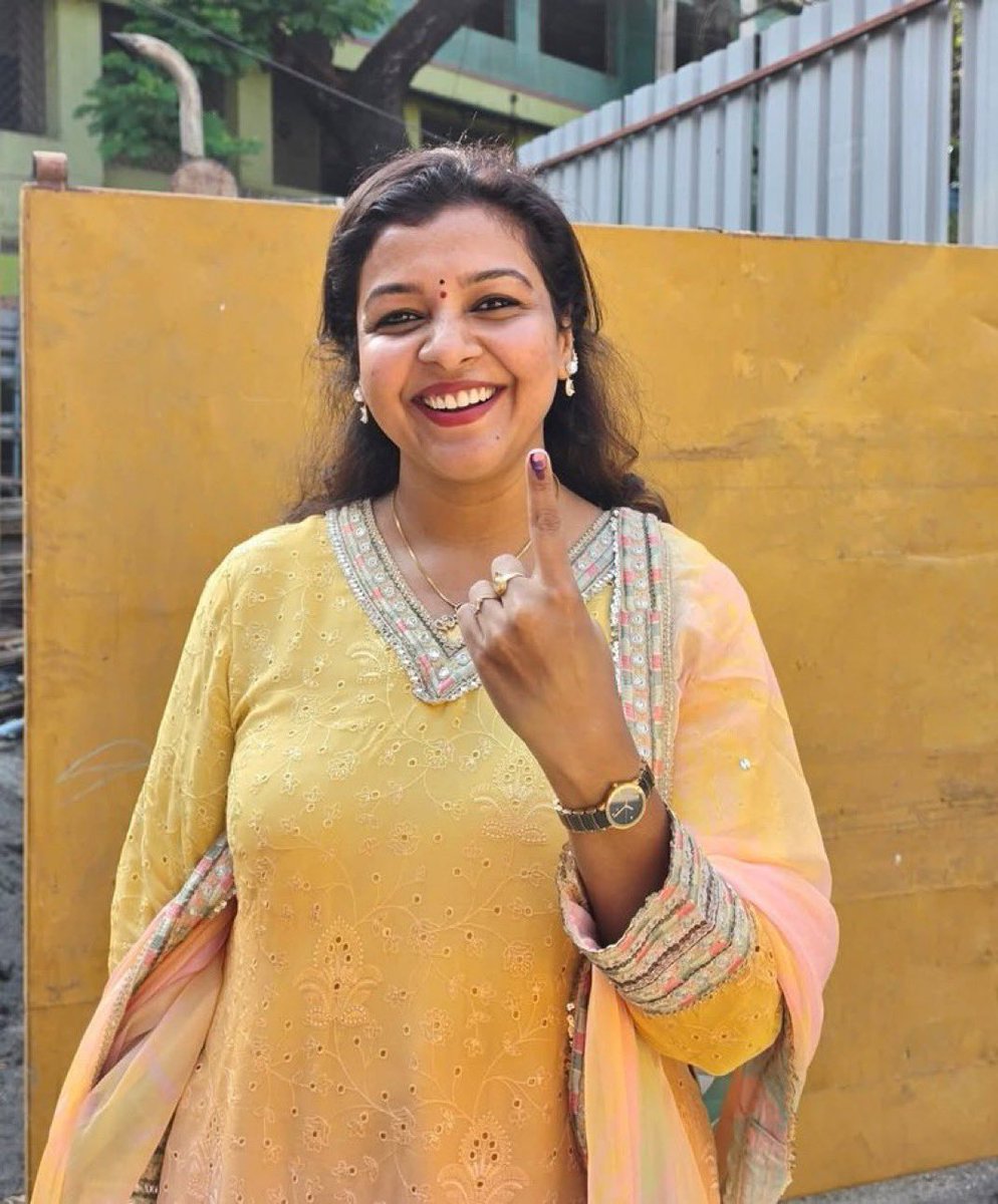 FridayCinemaOrg's tweet image. வாக்களித்த டைரக்டர் பிரபலங்கள் !

#sasikumar #karunas #ken #gracekarunas #actresssharanya #rjbalaji 

  #TNElection2026  

#TNElection2026FridayCinema