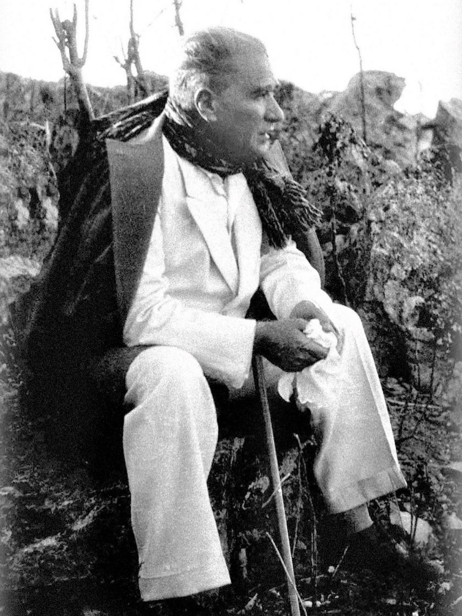 Ateşin, barutun ve yokluğun ortasından çıkıp meclis kuran, üstüne de bu koskoca günü çocuklara bayram diye hediye eden başka bir lider, başka bir millet yok dünyada. 
Dünya, lider nasıl olur görmek istiyorsa dönüp bizim tarihimize baksın. Gazi Mareşal Mustafa Kemal Atatürk'ün en