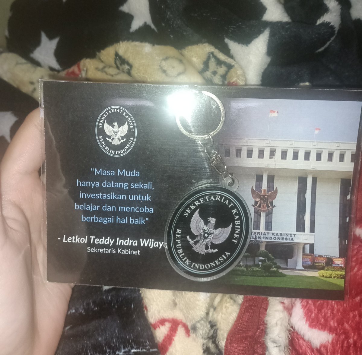 Jir ngakak pas bunted lewat temennya adek gua nyeletuk "anjaayy peri kecil kesayangan pria monokotil" aowkaoa sialan 

Mana kelar acara dikasih keychain lagi dari bunted