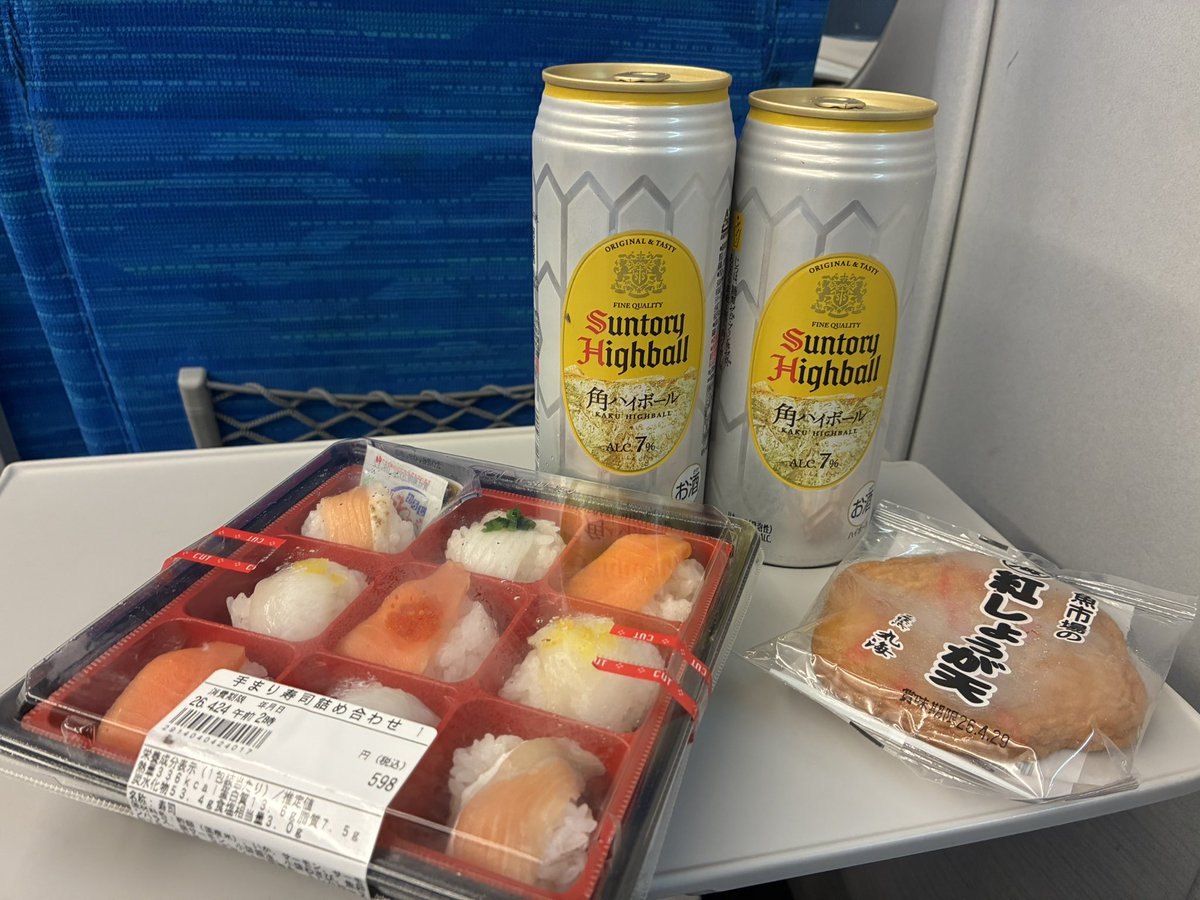 床で寝るゆかちゃん tweet media