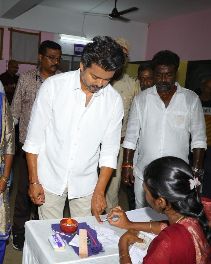 Ragunanthen1992's tweet photo. #Thalapathy #Vijay 🗳️
Oru Viral Puratchi 👆🏻

#TVK #TVKVijay @TVKVijayHQ
#Vote #Election #TN #TNElections 
#TNElections2026 #OruViralPuratchi
#Voted #ThalaivarVijay @actorvijay https://t.co/uXhIrnfoIR