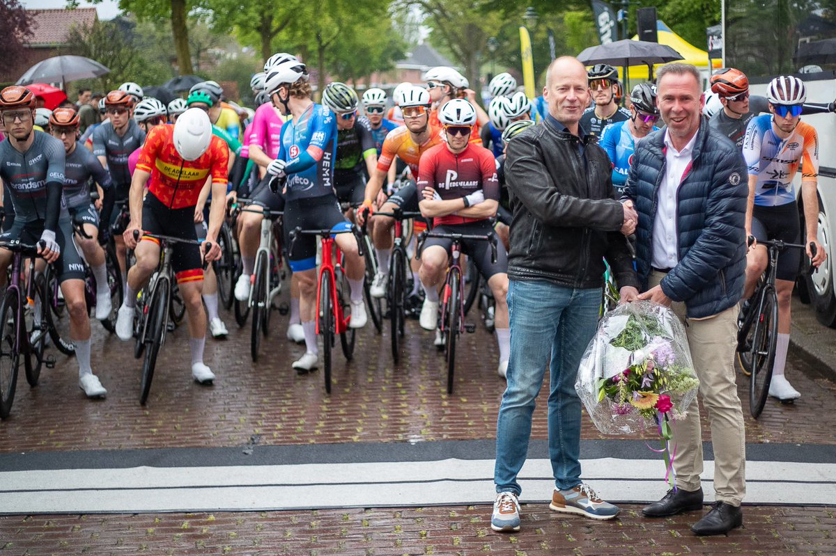 VIROCCT's tweet photo. Afgelopen zaterdag overhandigde Ernst Stokkelaar namens de organisatie van de VIRO Criterium Cup Twente een bos bloemen aan de heer Geerdink, coöperatief directeur van de Rabobank Twente Achterhoek, voor hun steun aan de Cup. Op naar een mooie samenwerking! 🤝

📸: @sportfotonl https://t.co/P90D7Ohh0G