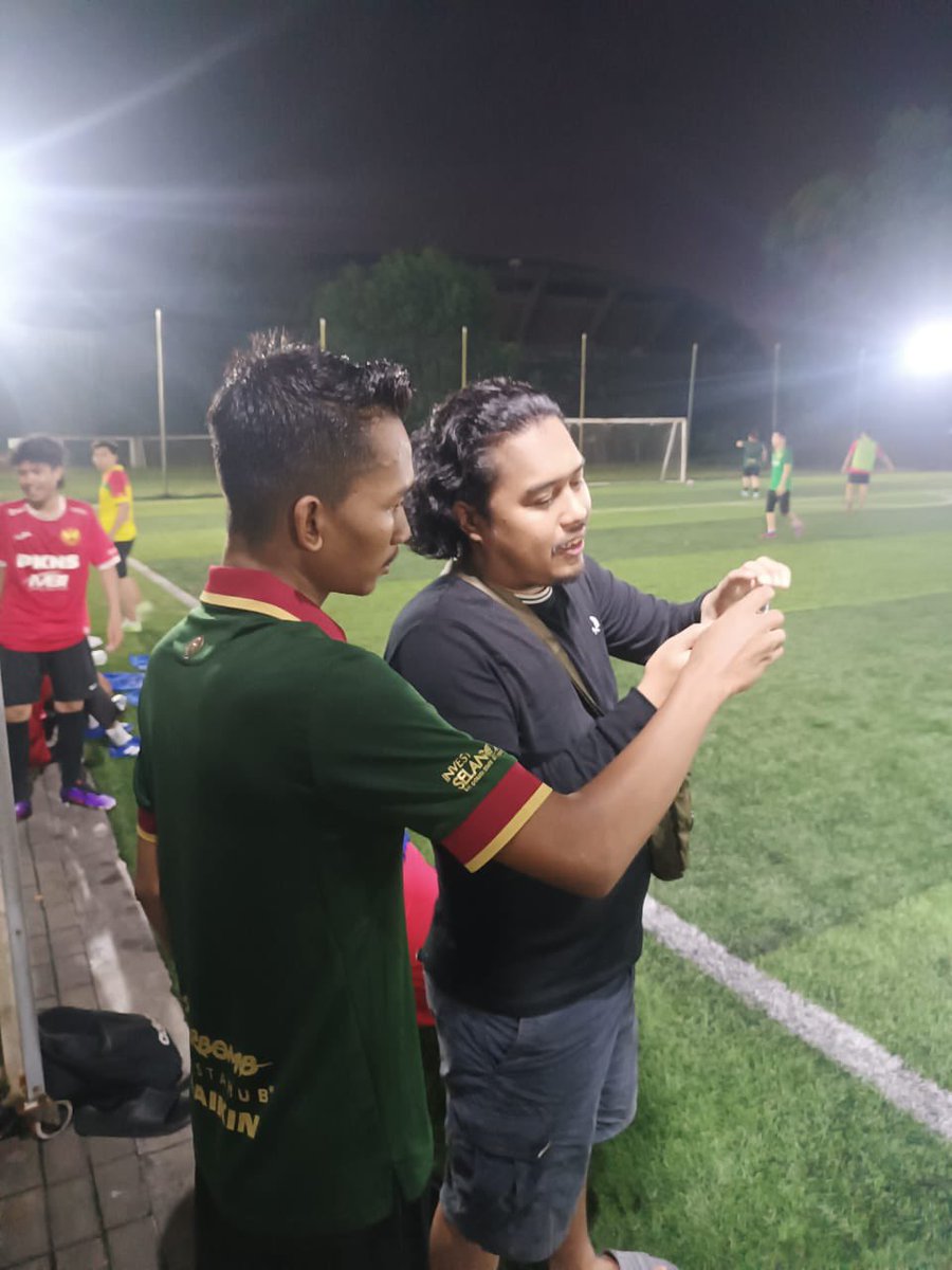 Terima kasih Anas Farhan Bin Miswan kerana sudi berkwn dgn aku walaupun lain Kelab dan Negeri kita berkwn,bergelak &amp; lepak sama2 . Aku dah buat sehabis baik ke rumah baru kau Rehat la Nas. Al Fatihah.