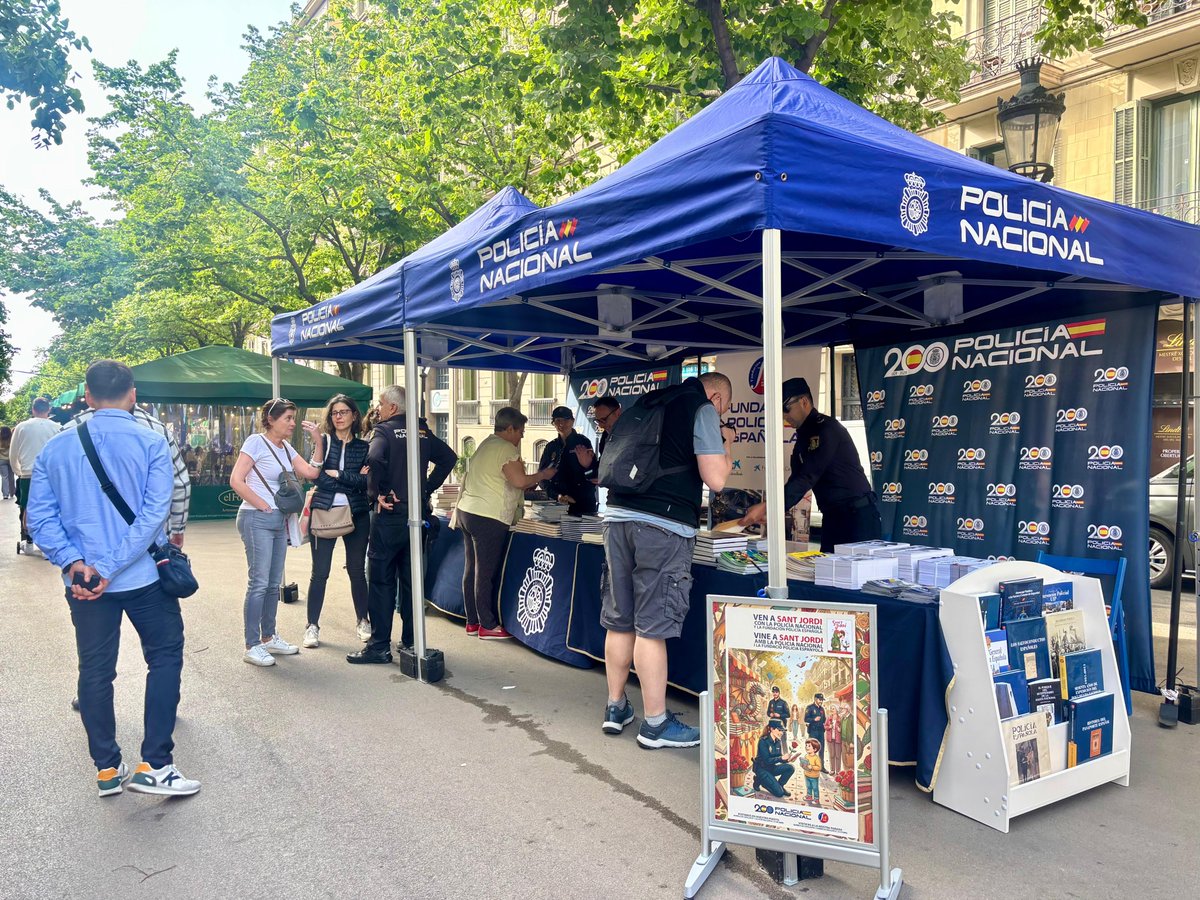 policia's tweet image. Hoy #23deAbril se celebra el #DíaDelLibro

¿Sabías que la Fundación @policia Española tiene un total de 77 publicaciones?

📍Si estás por #Barcelona celebrando San Jordi puedes acercarte a nuestro stand de la Rambla de Catalunya y conocer esos ejemplares

#SomosTuPolicía