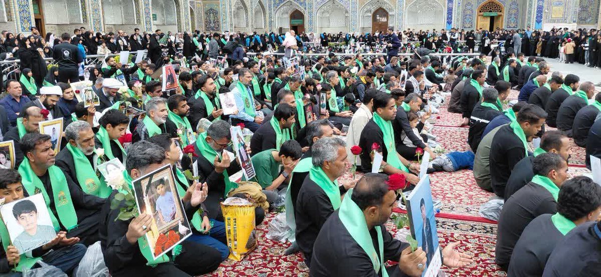 sadafafag736's tweet photo. گوشه هایی از مراسم استقبال ازخانواده معظم شهدای دانش آموز مدرسه شجره طیبه میناب که عصرامروز درمیان استقبال مسئولان  وخادمان حرم مطهرحضرت رضا علیه السلام  ودرمیان اشک واندوه زائران  ومجاوران به حرم مطهرمشرف شدند

#ایران_امام_رضا
#باب_الرضا https://t.co/gOngdM2XNU