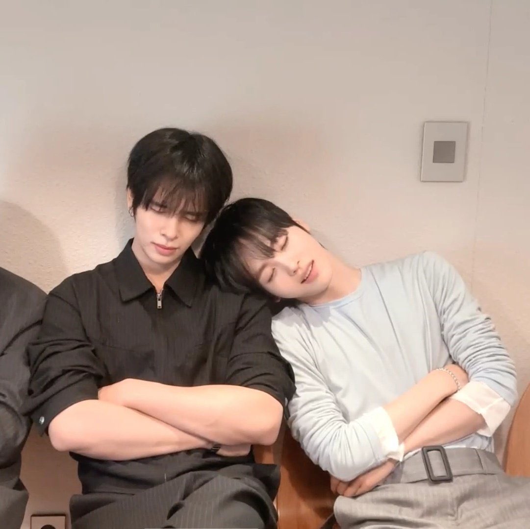 4selmsong's tweet photo. THE DIFFERENCE??? LOL

serim trying so hard to rest on hyeongjun’s shoulder because his shoulders are way too broad 😭 https://t.co/MpBQi3WbZY