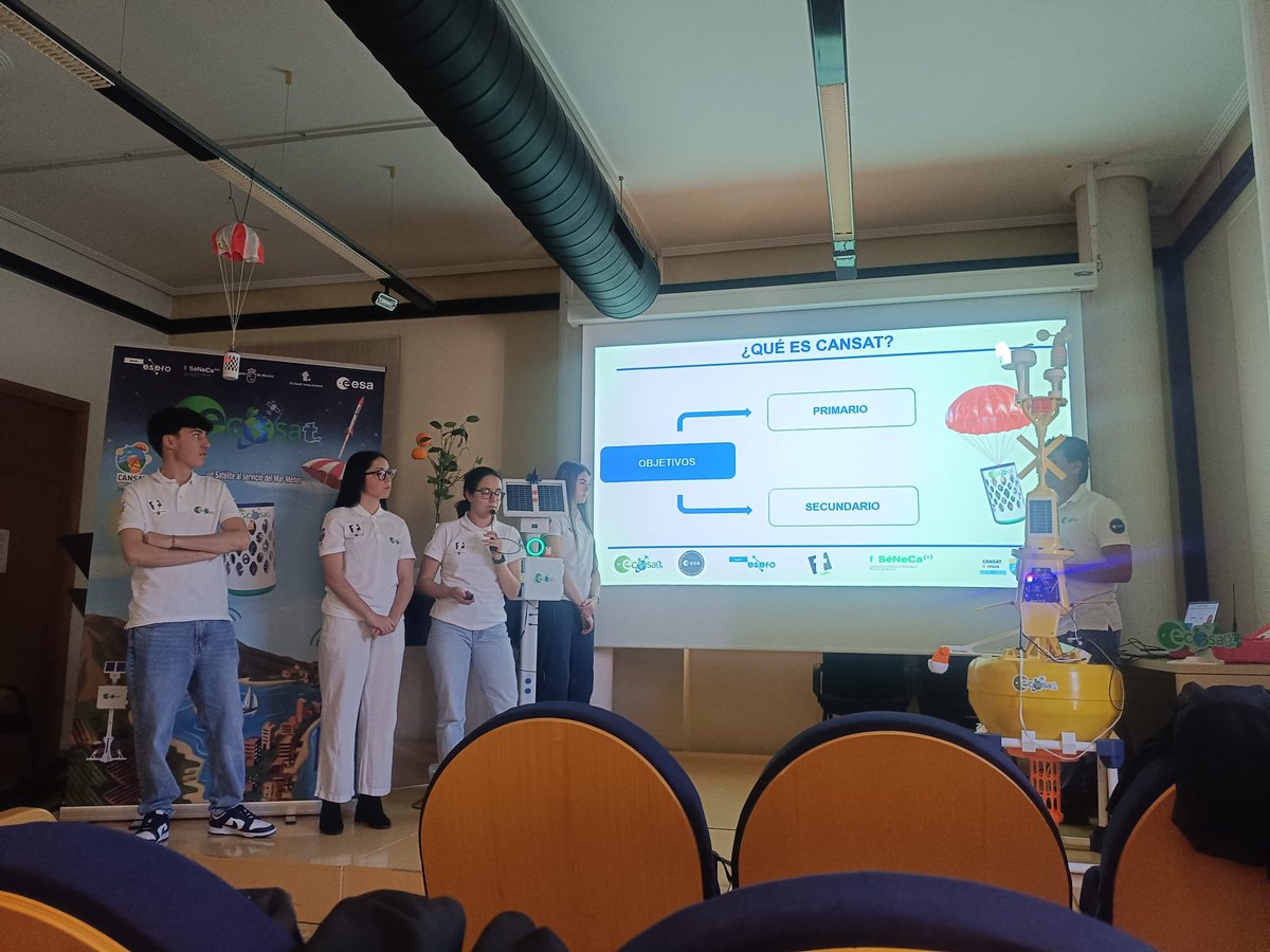 GeografiaUmu's tweet image. Este 20 de abril, el equipo #ECOSAT del @iestarraga presentó su proyecto #CANSAT a investigadores y colaboradores de LIFE-pinnacare, #cimarsantapola, la @UMU y la @LetrasUMU : una boya funcional con sensores terrestres para medir datos ambientales en el Mar Menor. ¡Enhorabuena!🗺️