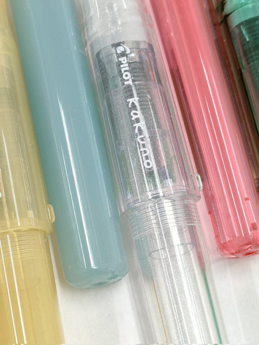 4/25・26に開催される『文具事変in仙台』の弊店ブースで行う『kakunoチョイス』のカラーを全色並べてみました😋
2枚目の画像はラメ入りの『クリアグリッター』😍
おひとり様3本までね🫡
1本￥1,430(税込)ナリ👍
＃文具事変
＃kakunoチョイス
#樂