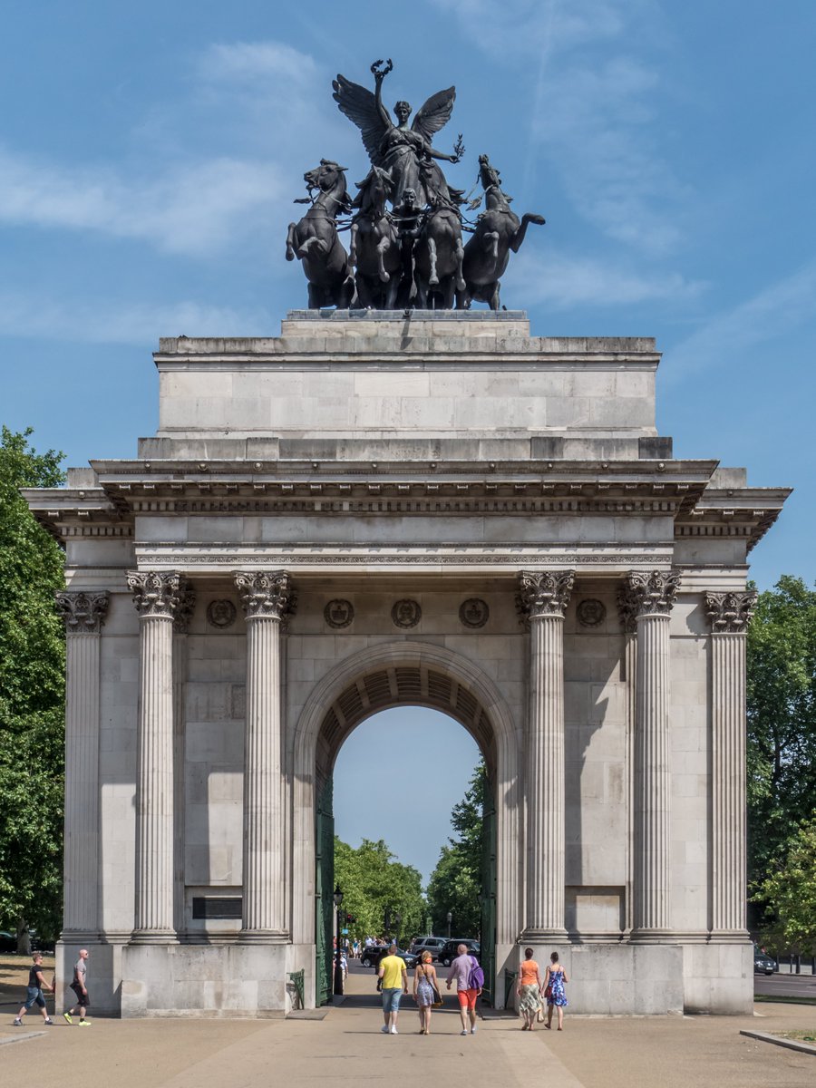 ikeijeh's tweet photo. With the weak QE2 memorial, we forget that civic skill &amp; ambition were once core to English identity. So Happy St. George's Day from Europe's longest Georgian façade, Europe's biggest bronze sculpture, the world's 1st council estate &amp; the world's tallest isolated stone column.🏴󠁧󠁢󠁥󠁮󠁧󠁿 https://t.co/VbtT077N3x