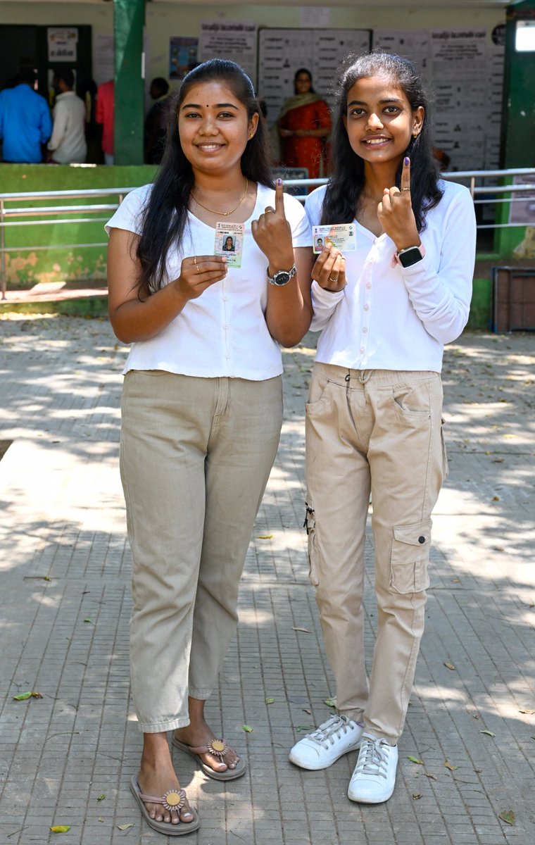 peri_periasamy's tweet image. TamilNadu #AssemblyElections 2026:   First time voter 18-year-old Nithika (right) and her sister Deepika at Kalveerampalayam in #Coimbatore said they have voted for change. 📸: @peri_periasamy / @the_hindu @THChennai
