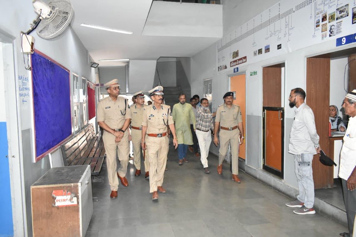 AhmedabadPolice's tweet photo. આજરોજ, આગામી સ્થાનિક સ્વરાજ્યની ચુંટણીઓ અનુસંધાને અમદાવાદ શહેર પોલીસ કમિશ્નરશ્રી શ્રી જી.એસ. મલિકનાઓએ શહેર વિસ્તારના અસારવા, દાણીલીમડાના પિરાણા રોડ, બહેરામપુરા અને શાહપુર વિસ્તારના રંગીલા ચોકીમાં આવેલા સંવેદનશીલ મતદાન મથકોની મુલાકાત લીધી.

આ મુલાકાત દરમિયાન સ્થાનિક પોલીસ અધિકારીશ્રીઓ તથા ચૂંટણી અધિકારીશ્રીઓ પણ સાથે હાજર રહ્યા. 

પોલીસ કમિશ્નરશ્રીએ સ્થળ પરની સુરક્ષા વ્યવસ્થાનું વિગતવાર નિરીક્ષણ કર્યું અને મતદાનના દિવસે શાંતિપૂર્ણ વાતાવરણ જળવાઈ રહે તે માટે જરૂરી તકેદારી અંગે માર્ગદર્શન આપ્યું.

અમદાવાદ શહેર પોલીસ સંપૂર્ણ રીતે સજ્જ છે અને મતદાન પ્રક્રિયા નિષ્પક્ષ, સુરક્ષિત અને શાંતિપૂર્ણ રીતે યોજાય તે માટે પ્રતિબદ્ધ છે.

*સુરક્ષા માટે સજ્જ શહેર પોલીસ*

@sanghaviharsh @GujaratPolice 
@dgpgujarat 

#AhmedabadPolice