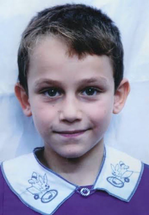 sokakkedisitv's tweet photo. 🔴 17 yıl önce kaybolan Yusuf Kazdal'ın ailesi, çocuklarının kaybolduğu dönemde Tuncay Sonel'in Of ilçesinde kaymakamlık görevinde bulunduğuna dikkati çekip "O dönem bizimle ilgilendi. 

Ancak iyilik miydi yoksa bir şeylerin üzerini kapatmak için miydi onu bilemiyoruz" dedi. https://t.co/JiJj6H8Xs5