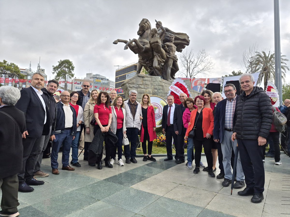 anttabipodasi's tweet photo. Değerli meslektaşlarımız,
23 Nisan Ulusal Egemenlik ve Çocuk Bayramı dolayısıyla Cumhuriyet Meydanı Atatürk Anıtı'nda çelenk sunma töreni gerçekleştirilmiştir. 
🇹🇷 23 Nisan Ulusal Egemenlik ve Çocuk Bayramı Kutlu Olsun 🇹🇷
Antalya Tabip Odası https://t.co/xugTCCE3K9
