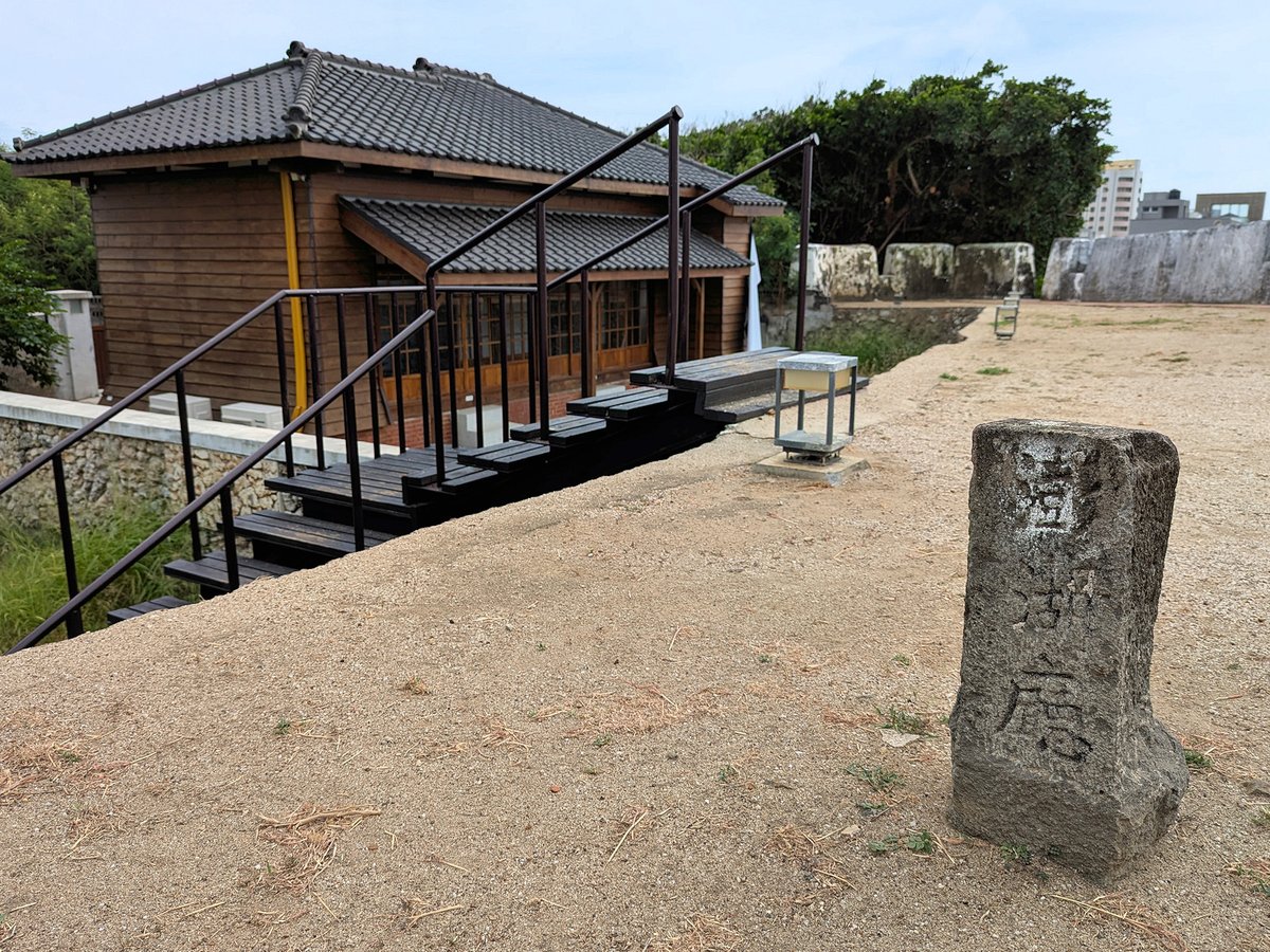SKR_TourNote's tweet photo. 第 910 篇 - 澎湖馬公 #金龜頭砲臺 文化園區(#天南砲臺)、#媽宮城順承門(#小西門)#澎湖廳三角點
https://t.co/F8jA4HW8jF
民宿退房後有行李寄放服務，上午挑選了澎湖南海的馬公「虎井嶼」離島，交通船開航時間是接近中午的十一點，等待搭船的這段時間，先前往「金龜頭砲臺文化園區」 https://t.co/CO4DpnHhbA