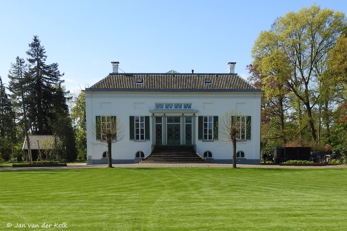 BekiekTwente's tweet photo. * Villa Schuttersveld, gebouwd in 1834 voor textielfabrikant Charles de Maere.
* Fabrikantenvilla, gebouwd in 1902 voor Ludwig H. van Heek. Het was van 1921 - 1934 een dependance van gemeentehuis #Lonneker.
#Enschede #Eanske 
#Twente #BekiekTwente https://t.co/rYLZ3USBj6