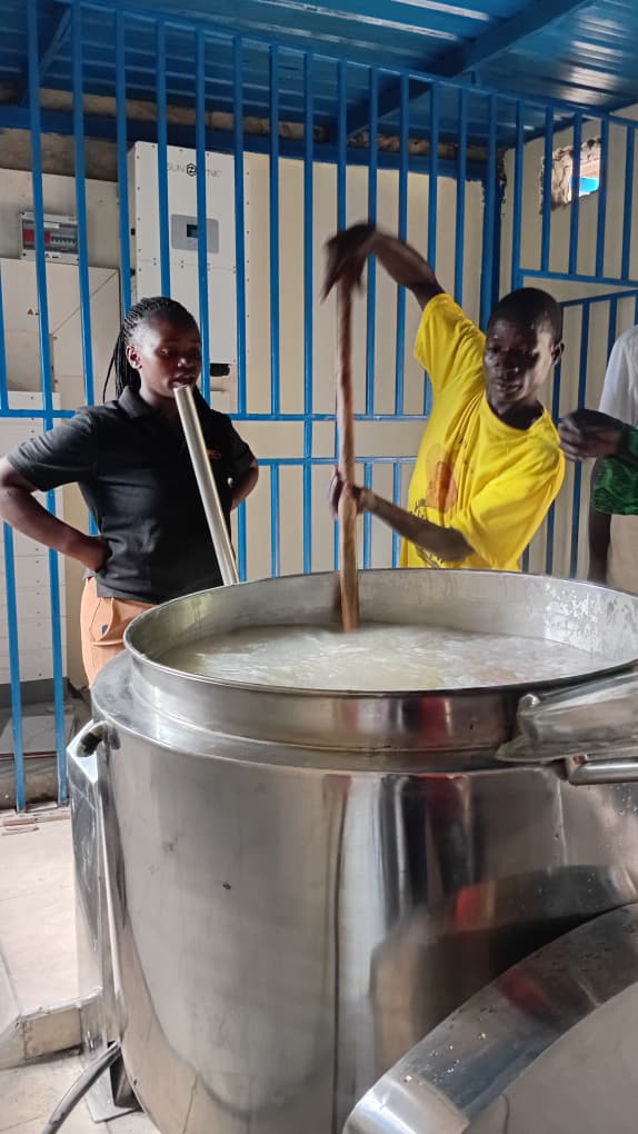 WFP_Uganda's tweet photo. 🍲Clean cooking is changing school meals in Karamoja, #Uganda.

@WFPInnovation is piloting @ecobora electric cooking in 6 schools, building on 87 schools in the region with improved cookstoves — less smoke, less firewood, fewer trees cut.

All part of the @WFP school meals programme, reaching 284 schools and 200,000 children.