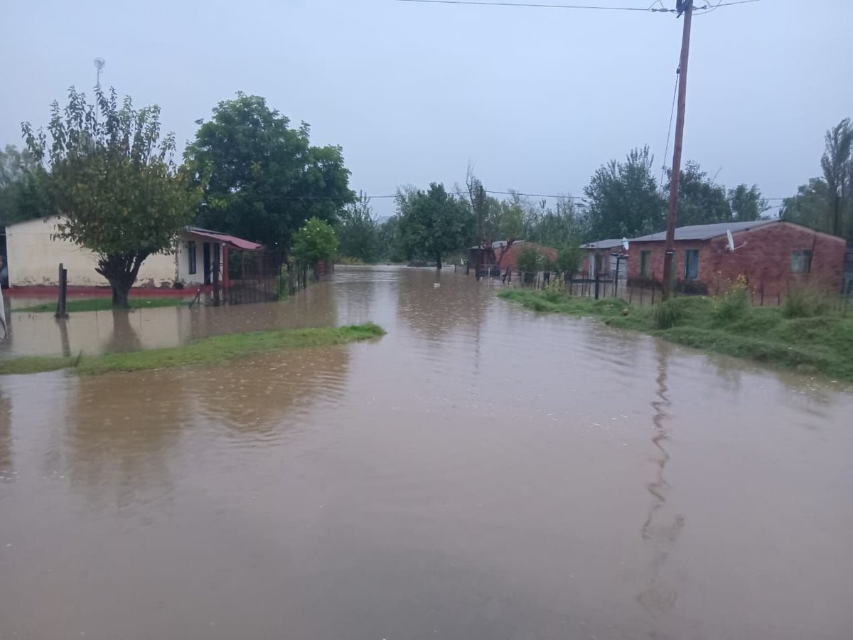CapricornFMNews's tweet image. #Flooding The Modimolle-Mookgophong Local Municipality is urging its residents to avoid flooded roads and remain indoors as long as it is safe to do so.

The municipality has also advised motorists against attempting to cross low-lying bridges or fast-moving water as many areas