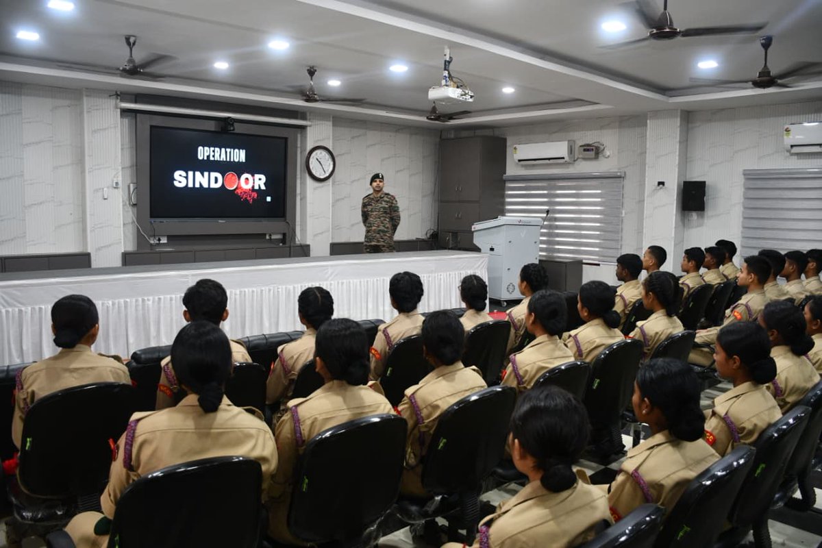 Spearcorps's tweet image. 𝗜𝗻𝘀𝗽𝗶𝗿𝗶𝗻𝗴 𝗬𝗼𝘂𝘁𝗵

Dao Division under #SpearCorps organised a motivational session at the North East Education Conclave 2026 in Dibrugarh, #Assam, inspiring young minds and NCC Cadets to embrace a life of courage and serve the nation with pride.

Dao Division ने