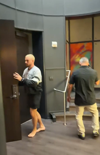 DannysComrades's tweet photo. Exclusive photo of Nicky walking his girl out of the penthouse suit https://t.co/gEXXv2sHlJ